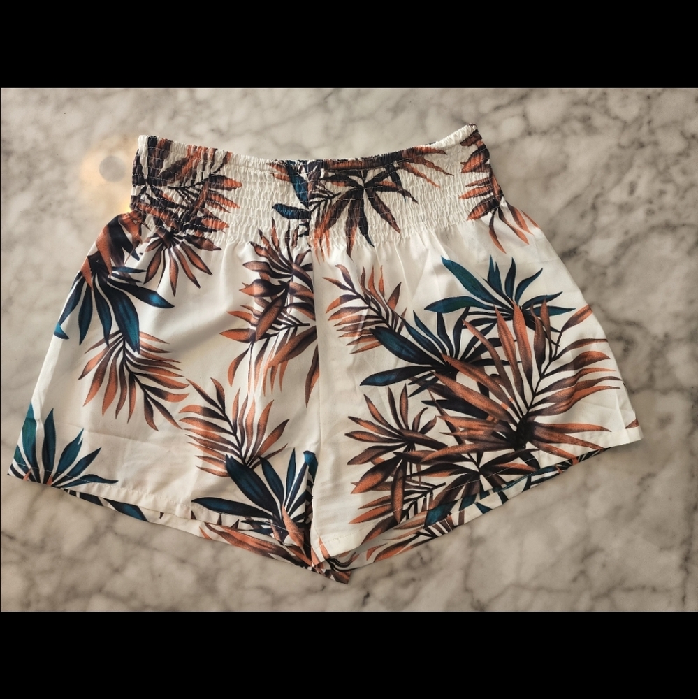 FLORAL print Shorts. Size M. SHEIN.